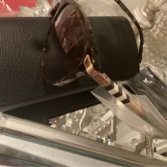 Beautiful Burberry sunglasses new in case Gorgeous set - Picture 3 of 14